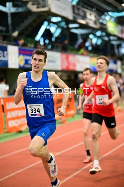 Startnummer 334 führt Rennen an