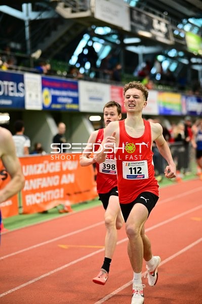 Läufer mit Startnummer 112 in Führung
