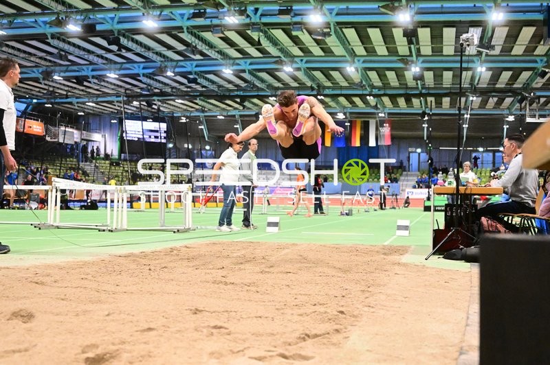 Weitsprung im Glaspalast