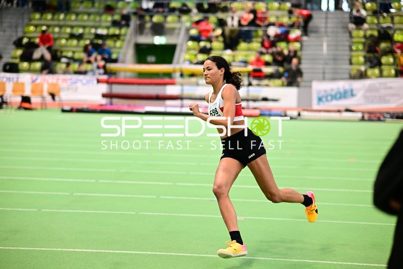 Athletin mit Startnummer 698 in Aktion