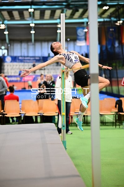 Athletin mit Nummer 45 beim Hochsprung