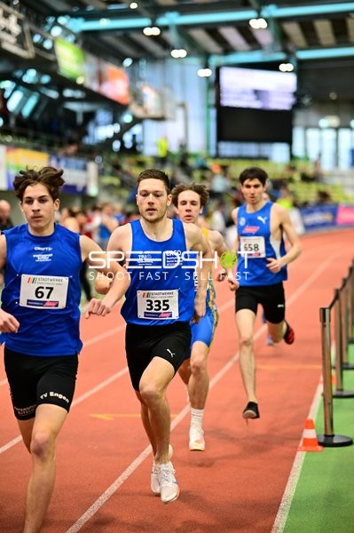 Läufer mit Startnummern 67 und 335 in Führung