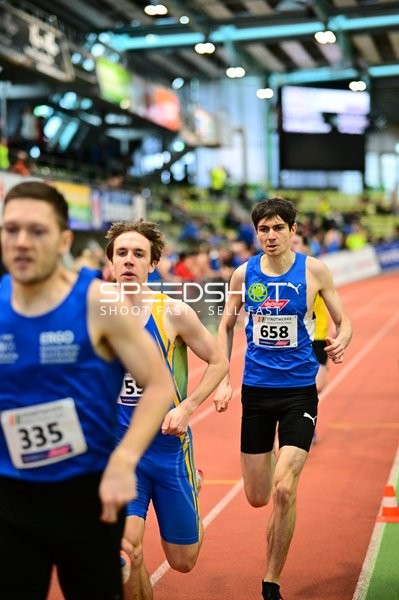 Läufer mit Startnummern 335, 59 und 658 in Aktion