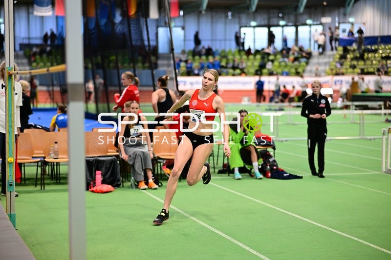 Athletin mit Startnummer 228 in Aktion