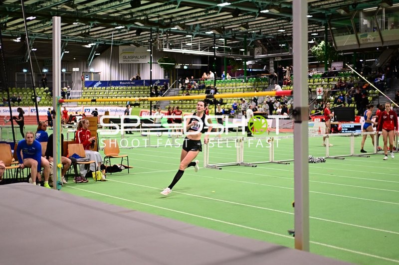 Athletin mit Nummer 393 in Aktion