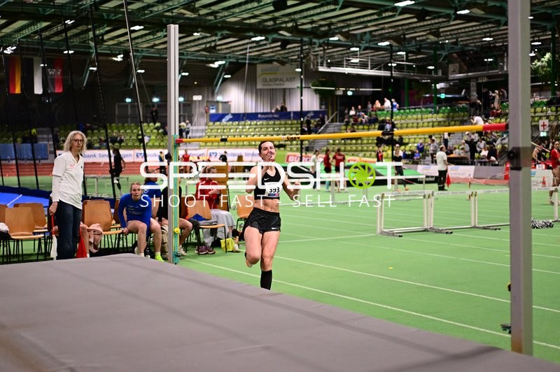 Athletin mit Nummer 393 beim Hochsprung