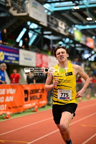 Läufer mit Startnummer 775 in Aktion