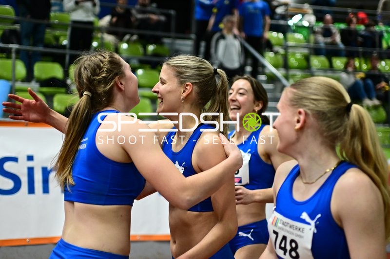 Athletinnen feiern im Glaspalast