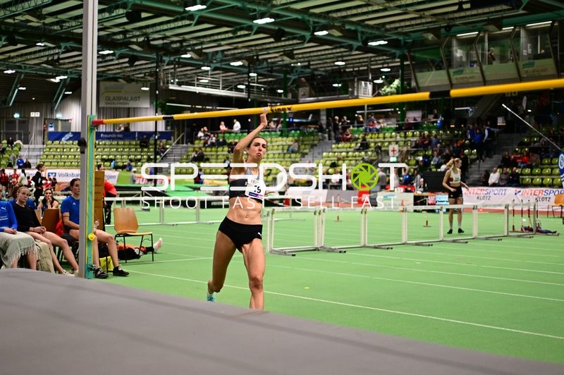 Athletin mit Nummer 19 beim Stabhochsprung