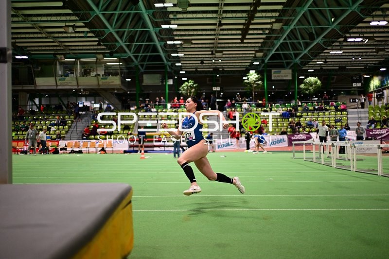 Athletin mit Startnummer 272 beim Weitsprung