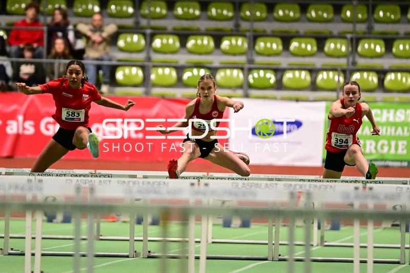 Athletinnen beim Hürdenlauf