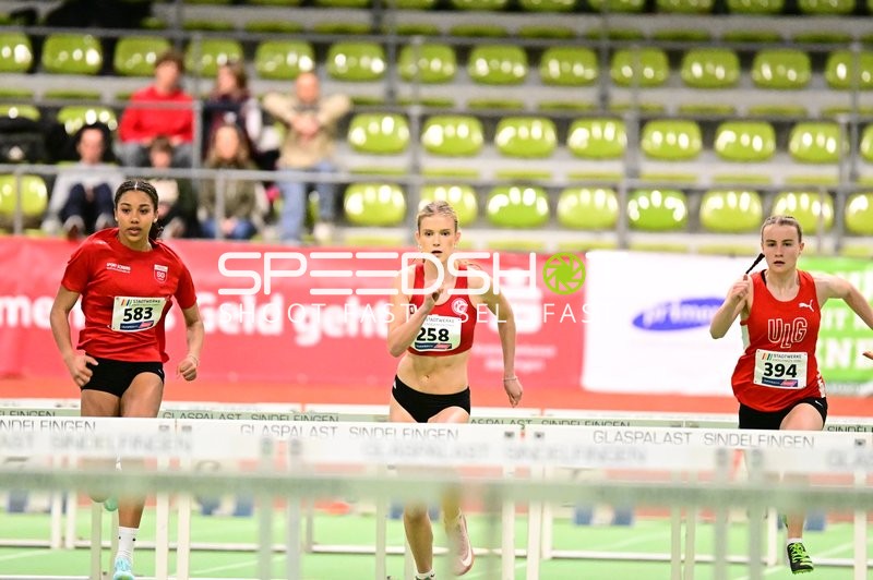 Athletinnen beim Hürdenlauf