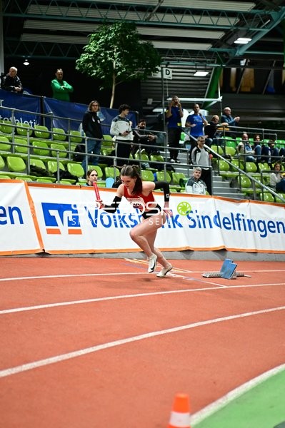 Athletin mit Startnummer 100 startet