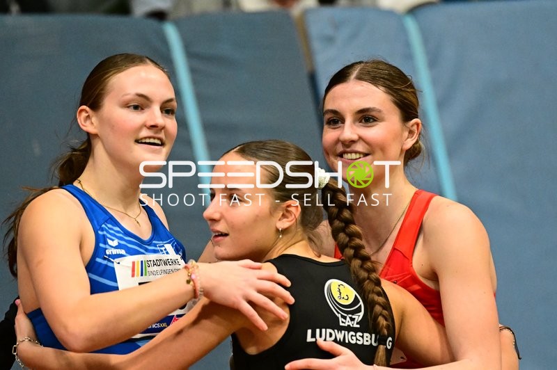 Athletinnen feiern im Glaspalast