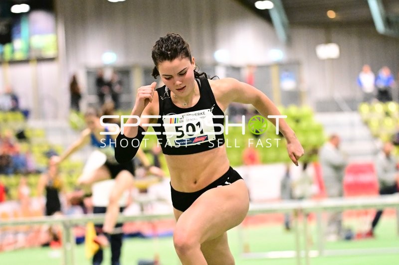 Startnummer 501 beim Hürdenlauf