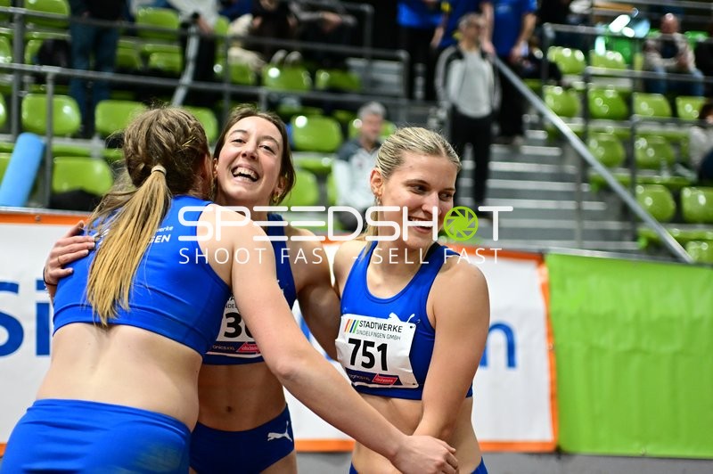 Athletinnen feiern im Glaspalast
