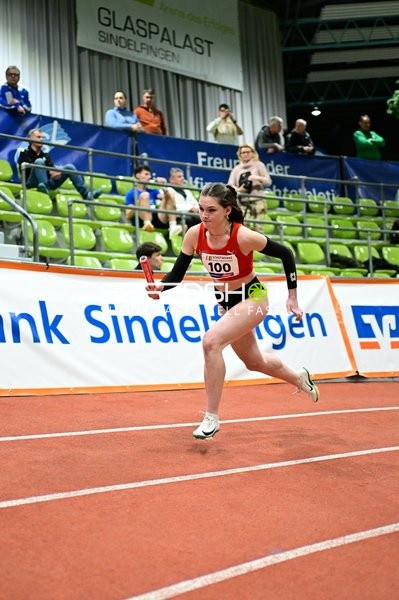 Athletin mit Startnummer 100 in Aktion