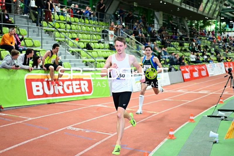 Läufer mit Startnummer 550 in Führung