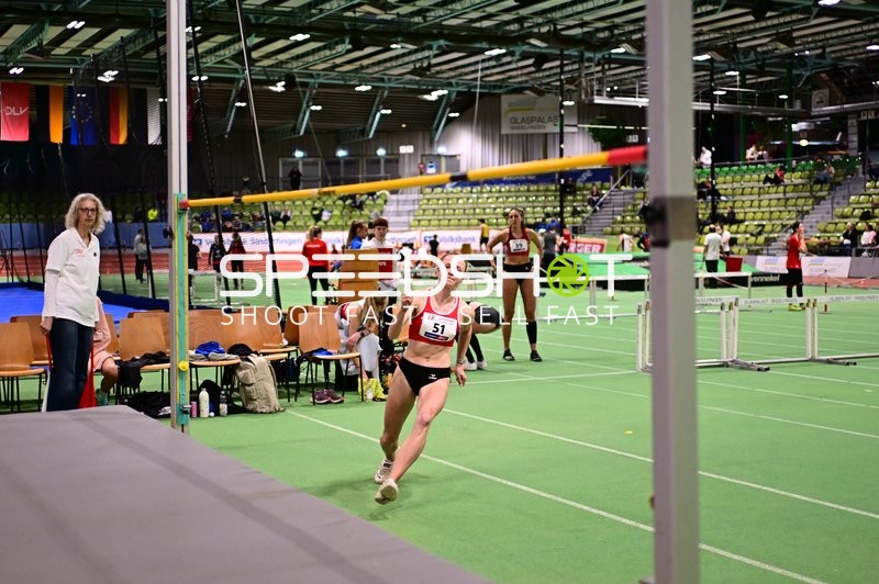 Athletin mit Nummer 51 beim Hochsprung