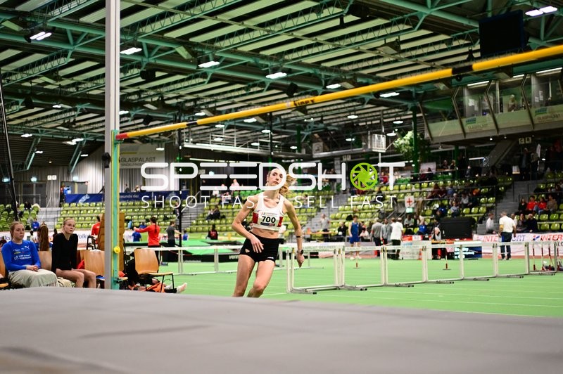 Athletin mit Startnummer 700 beim Hochsprung