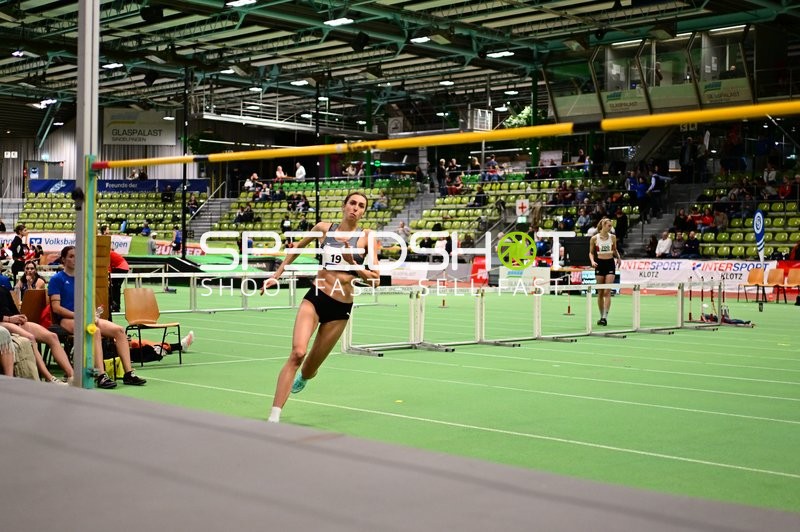 Athletin mit Startnummer 19 in Aktion