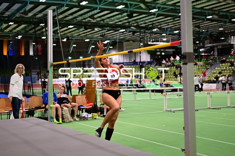 Athletin mit Nummer 39 beim Hochsprung