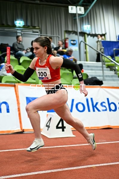 Athletin sprintet mit Staffelstab