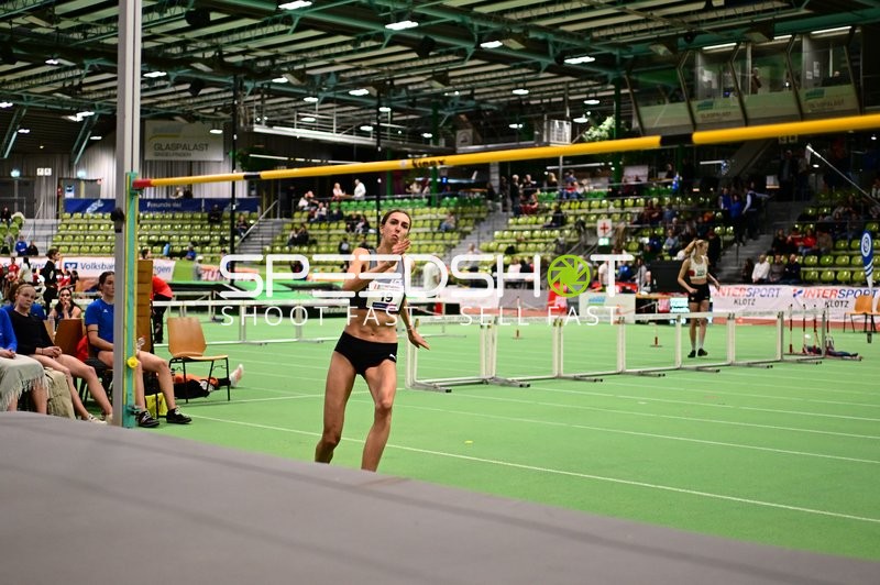 Athletin mit Nummer 19 beim Hochsprung