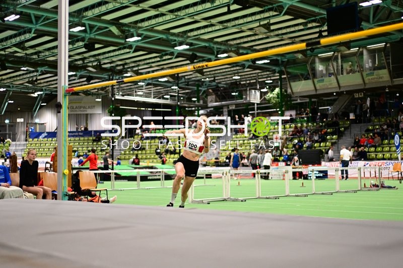 Athletin mit Startnummer 700 im Anlauf