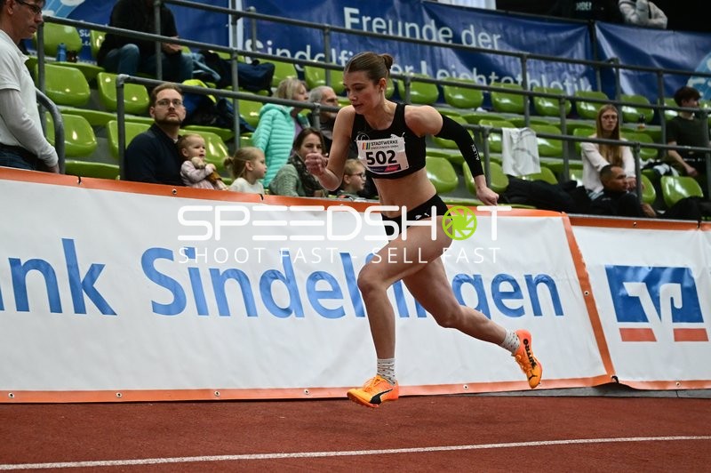 Athletin mit Startnummer 502 sprintet