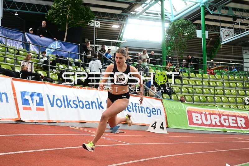 Athletin mit Startnummer 194 sprintet