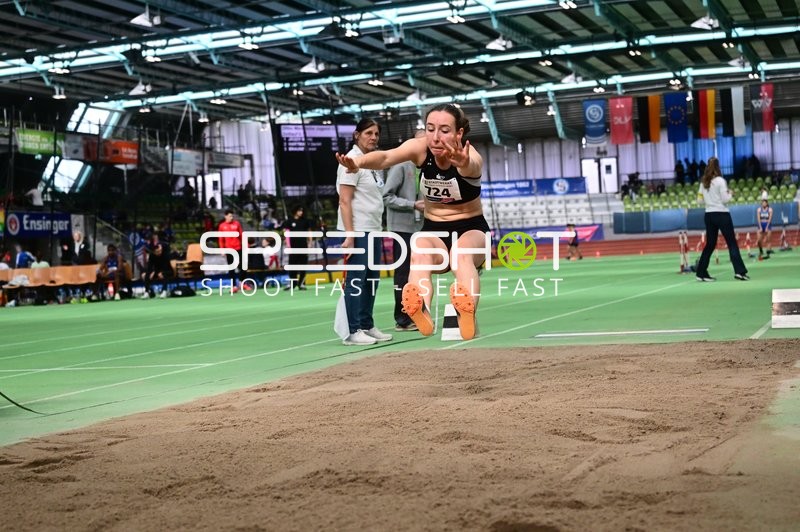 Weitsprung im Glaspalast