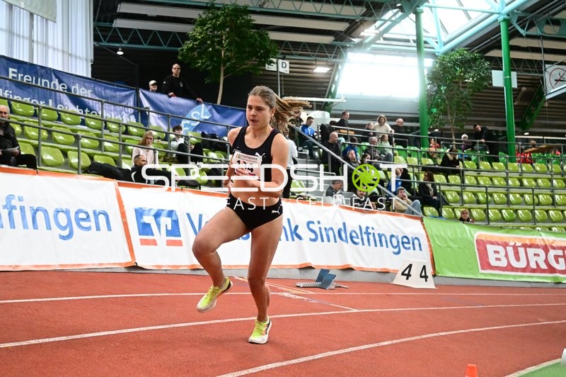Athletin mit Startnummer 134 im Glaspalast