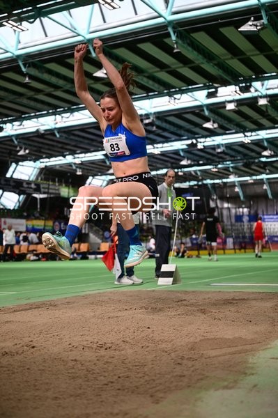 Athletin mit Nummer 83 beim Weitsprung