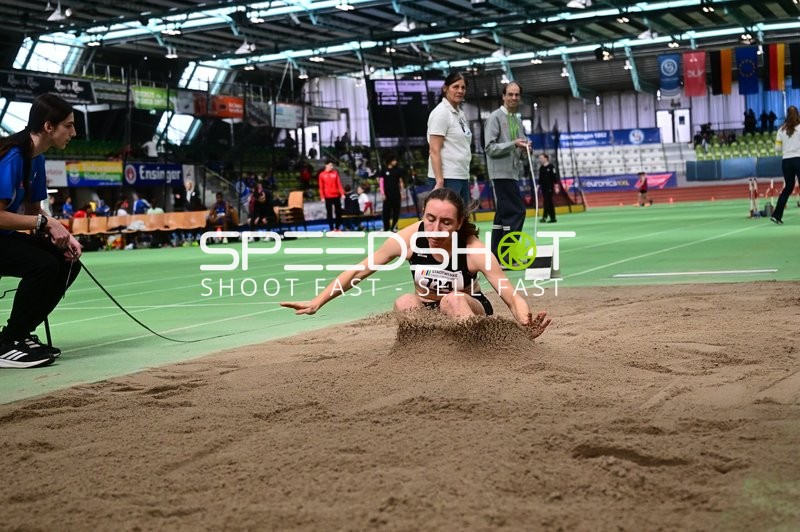 Athletin mit Nummer 724 im Weitsprung