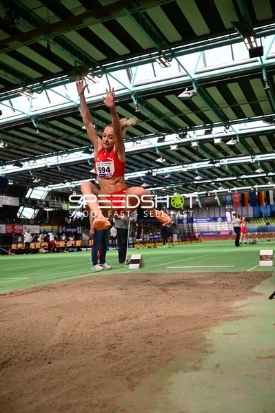 Athletin mit Nummer 594 beim Weitsprung