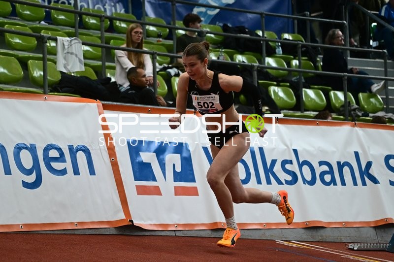 Athletin mit Startnummer 502 startet