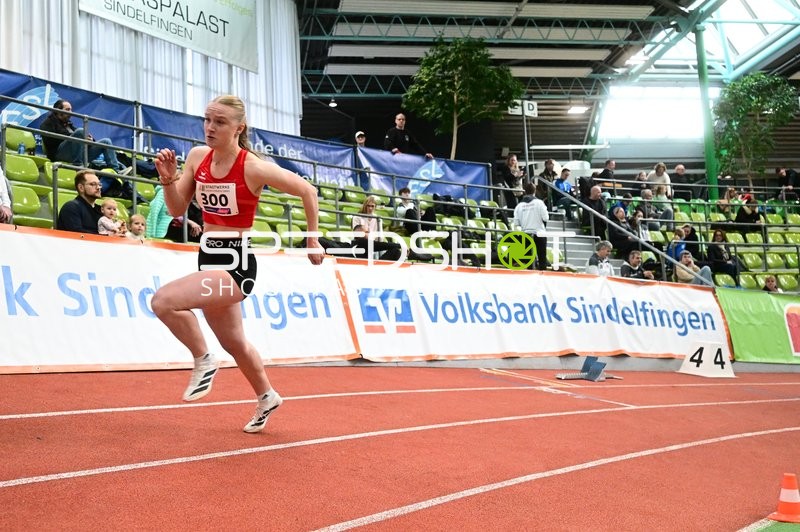 Athletin mit Startnummer 300 sprintet