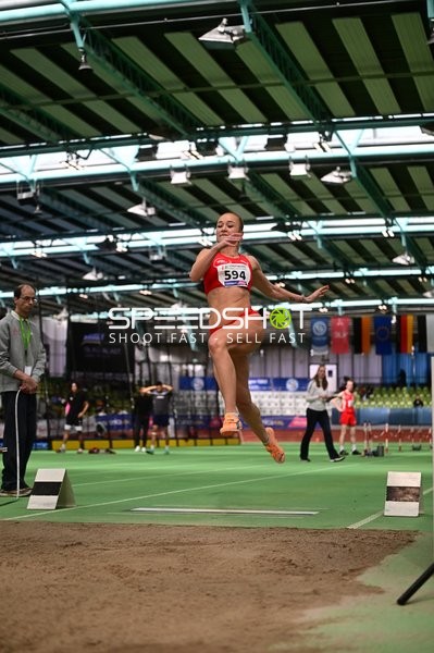 Athletin mit Startnummer 594 beim Weitsprung