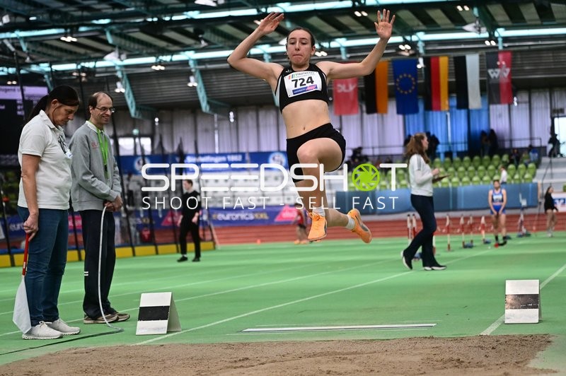 Athletin mit Startnummer 724 beim Weitsprung