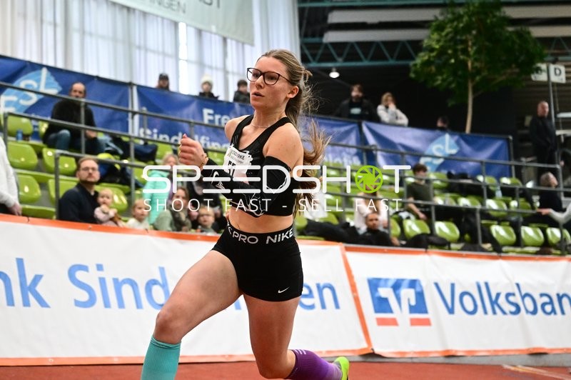 Athletin mit Nummer 57 in Aktion