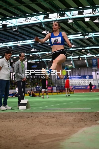 Athletin mit Nummer 83 beim Weitsprung
