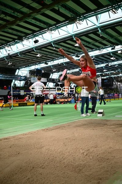 Weitsprung im Glaspalast