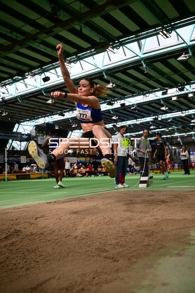 Startnummer 777 beim Weitsprung