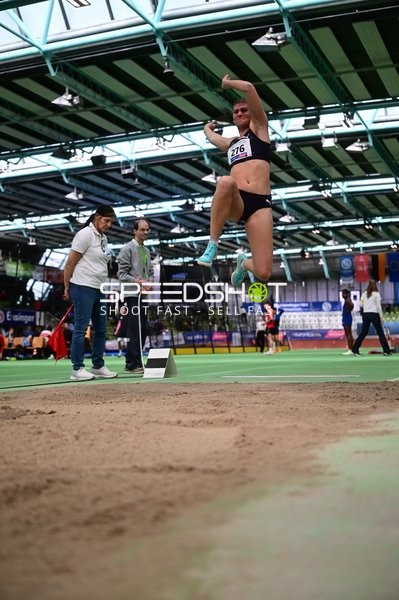 Athletin mit Nummer 276 beim Weitsprung