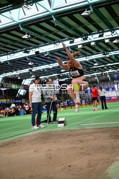 Athletin mit Startnummer 469 beim Weitsprung