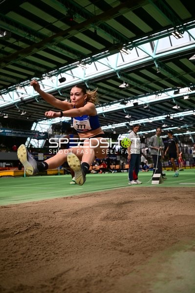 Startnummer 777 beim Weitsprung