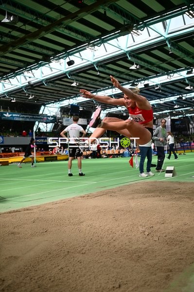 Weitsprung im Glaspalast