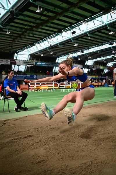 Athletin beim Weitsprung