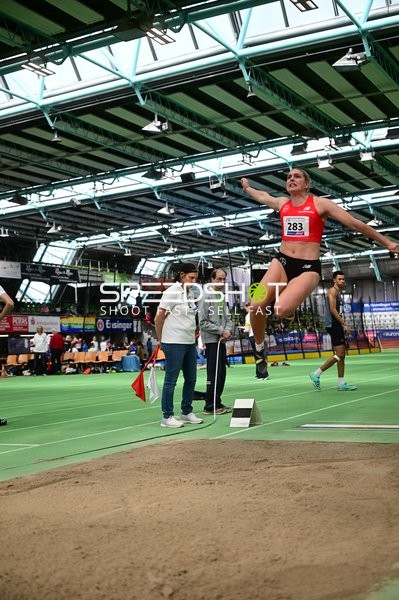 Athletin 283 beim Weitsprung